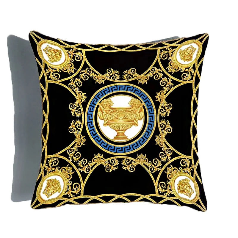 MEDUS THROWN PILLOW